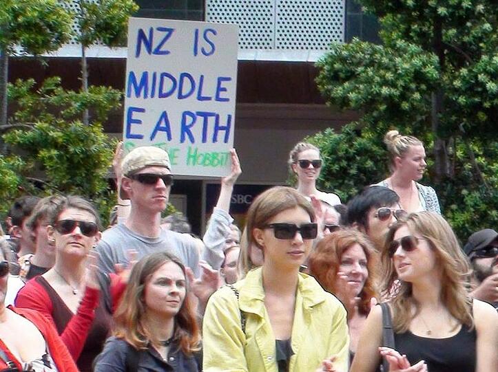 «Neuseeland ist Mittelerde» steht auf dem Plakat eines Hobbit-Demonstranten.