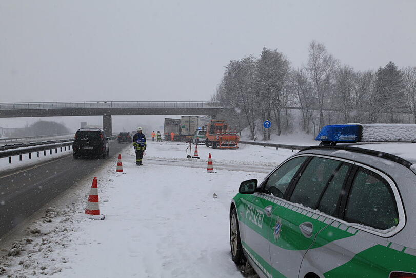 Auf der A8 rutscht ein Lkw am Dienstag auf das vorausfahrende Fahrzeug. Wegen Schneeglätte kam er nicht mehr rechtzeitig zum Stehen. Die zwei Fahrer werden verletzt.