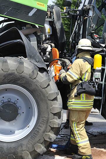 Spektakuläre Fotos von der Bergung: Ein Lieferwagen ist in Ismaning gegen einen Traktor gedonnert. Dabei ist die Zugmaschine in der Mitte auseinander gebrochen!