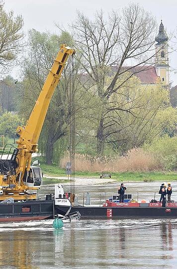 Bilder vom Großeinsatz in Mariaposching an der Donau. Am Dienstag ist hier eine Fähre gesunken &ndash; die Bergungsarbeiten sind aufwendig.