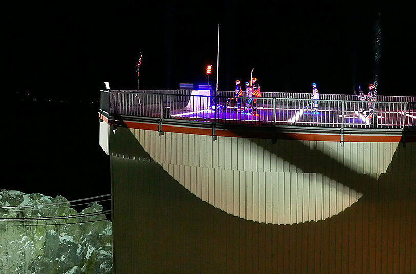 Die DEL-Profis des EHC Red Bull München spielen Eishockey auf der Zugspitze - anlässlich des 110. Markengeburtstages von Partner Osram. Die faszinierenden Bilder aus 3.000 Meter Höhe.