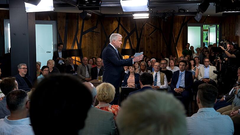 Zu welchen Themen Seehofer etwas sagt, hängt komplett von den Fragen der Bürger ab.