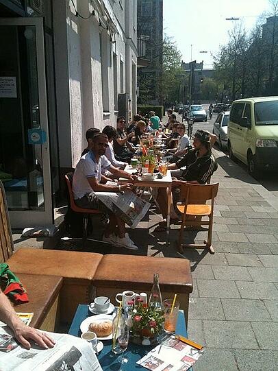 Gemütlich und ein wahrer Fundus an Olympia-Devotionalien: Das Café "München 72" in der Kohlstraße.