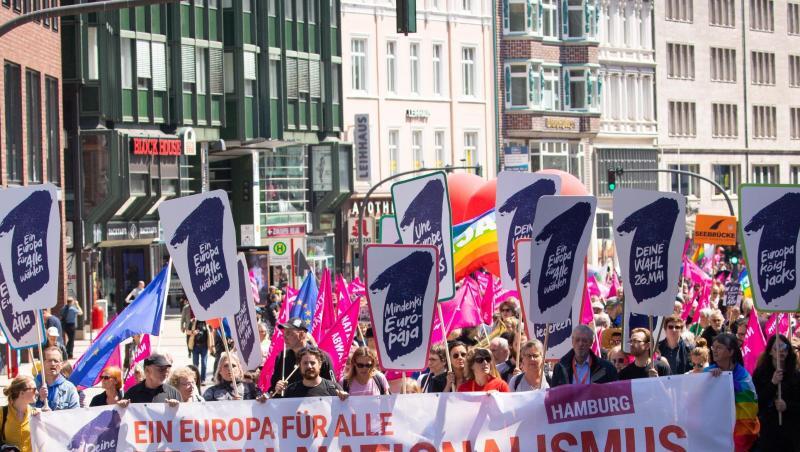 Unter dem Motto "Ein Europa für Alle - Deine Stimme gegen Nationalismus" rufen mehr als 150 Organisationen in Deutschland und europäischen Städten zu Demonstrationen auf. Unter dem Motto "Ein Europa für Alle - Deine Stimme gegen Nationalismus" rufen mehr als 150 Organisationen in Deutschland und europäischen Städten zu Demonstrationen auf.