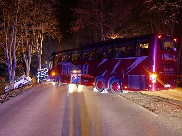 Ein Reisebus steht nach einem Zusammenstoß mit einem Auto quer auf der Bundesstraße. Foto: Polizei Donauwörth