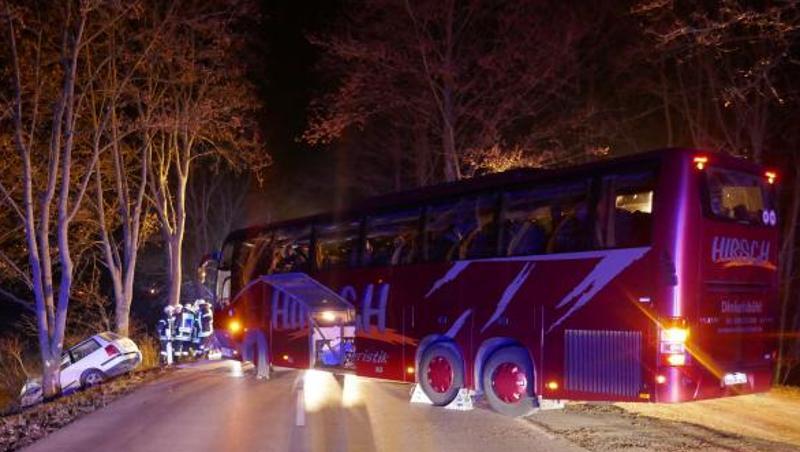 Ein Reisebus steht nach einem Zusammenstoß mit einem Auto quer auf der Bundesstraße. Foto: Polizei Donauwörth Ein Reisebus steht nach einem Zusammenstoß mit einem Auto quer auf der Bundesstraße. Foto: Polizei Donauwörth