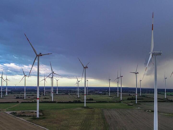 In den ersten neun Monaten dieses Jahres sind nach Zahlen der Fachagentur Windenergie erst 147 neue Windräder mit einer Gesamtleistung von rund 504 Megawatt ans Stromnetz angeschlossen worden.