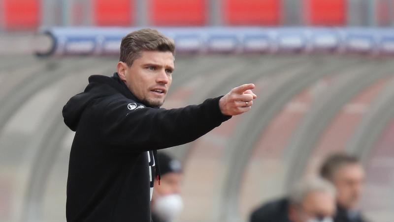 Der Nürnberger Trainer Robert Klauß gestikuliert am Spielfeldrand.
