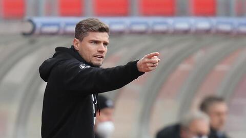 Der Nürnberger Trainer Robert Klauß gestikuliert am Spielfeldrand.