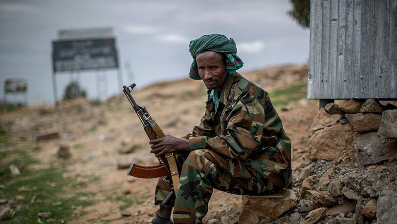 Der Krieg in Äthiopien zwischen der Volksbefreiungsfront von Tigray (TPLF) und der Regierung tobt seit Ende 2020: Ein Kämpfer der TPLF sitzt an seinem Wachposten am Rande der Stadt Hawzen. Der Krieg in Äthiopien zwischen der Volksbefreiungsfront von Tigray (TPLF) und der Regierung tobt seit Ende 2020: Ein Kämpfer der TPLF sitzt an seinem Wachposten am Rande der Stadt Hawzen.
