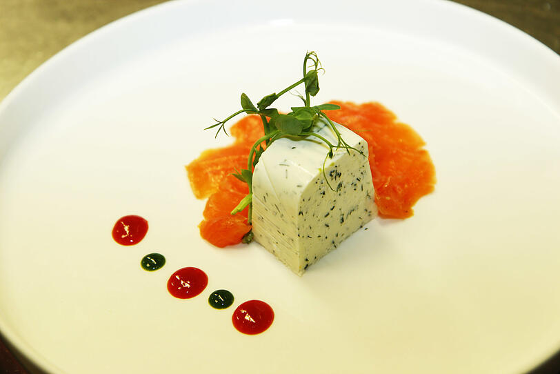 Erster Gang: Hausgebeizter Anis-Saibling und Dill-Terrine. Erster Gang: Hausgebeizter Anis-Saibling und Dill-Terrine.