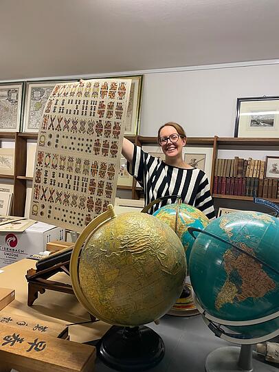 Kunsthistorikerin Veronika Rauch mit einem historischen Spielkartenbogen. Kunsthistorikerin Veronika Rauch mit einem historischen Spielkartenbogen.