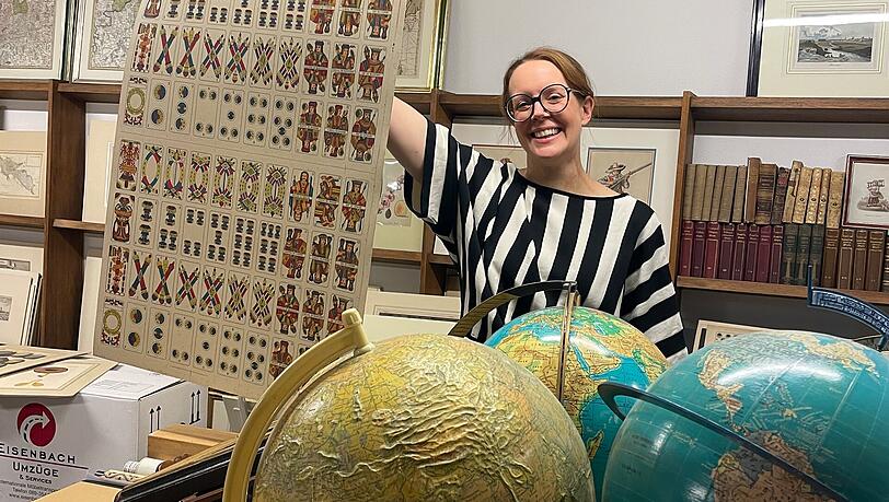 Kunsthistorikerin Veronika Rauch mit einem historischen Spielkartenbogen. Kunsthistorikerin Veronika Rauch mit einem historischen Spielkartenbogen.