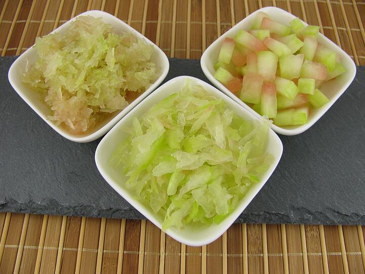 Weiße Wassermelonenschale können Sie genauso wie Gurken süß-sauer einlegen. Dafür entfernen Sie die harte grüne Außenschale. Schneiden Sie dann den weißen Teil in zwei Zentimeter große Würfel oder raspeln Sie ihn. Anschließend mit drei Esslöffeln Salz und dem Saft einer halben Zitrone vermengen, abdecken und über Nacht ziehen lassen. So entsteht aus vermeintlichen Resten eine aromatische Zutat, die Salate, Bowls und Snacks bereichert. Weiße Wassermelonenschale können Sie genauso wie Gurken süß-sauer einlegen. Dafür entfernen Sie die harte grüne Außenschale. Schneiden Sie dann den weißen Teil in zwei Zentimeter große Würfel oder raspeln Sie ihn. Anschließend mit drei Esslöffeln Salz und dem Saft einer halben Zitrone vermengen, abdecken und über Nacht ziehen lassen. So entsteht aus vermeintlichen Resten eine aromatische Zutat, die Salate, Bowls und Snacks bereichert.