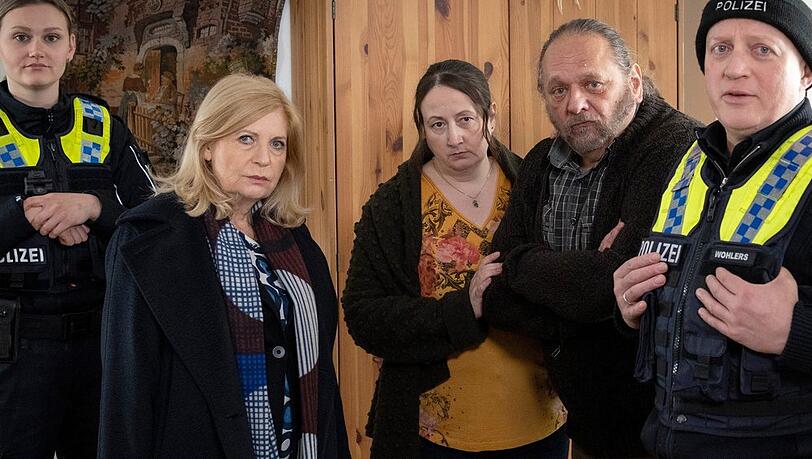 "Die Kanzlei: Verfolgt": Isa von Brede (Sabine Postel) bei Familie Bielski. "Die Kanzlei: Verfolgt": Isa von Brede (Sabine Postel) bei Familie Bielski.