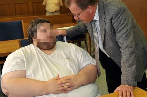 Industrie-Mechaniker Manuel S. (27) mit seinem Verteidiger Rudolf Gerber vor dem Nürnberger Landgericht.