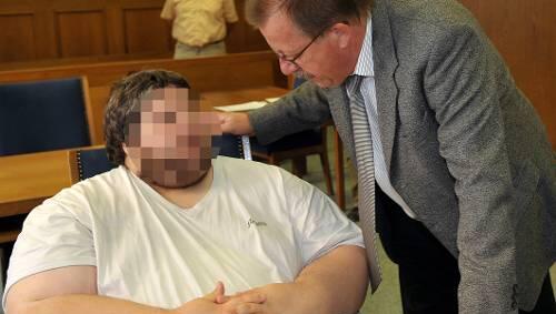 Industrie-Mechaniker Manuel S. (27) mit seinem Verteidiger Rudolf Gerber vor dem Nürnberger Landgericht. Industrie-Mechaniker Manuel S. (27) mit seinem Verteidiger Rudolf Gerber vor dem Nürnberger Landgericht.