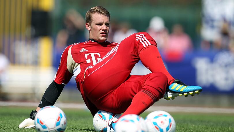 Neu-Bayer Manuel Neuer wurde von den Fans vor dem Testspiel am Gardasee ausgepfiffen. Neu-Bayer Manuel Neuer wurde von den Fans vor dem Testspiel am Gardasee ausgepfiffen.