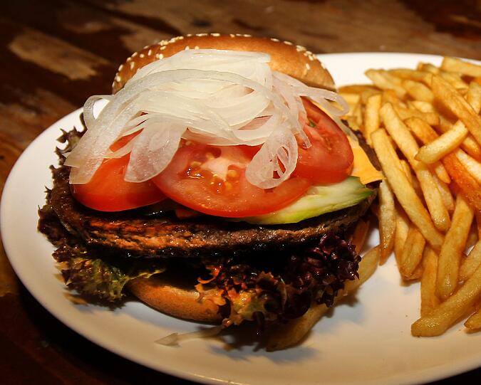 Deftig, wie es Cowboys wohl lieben würden: Im &bdquo;Rattlesnake Saloon&ldquo; gibt es Burger, Steaks und Spareribs zu essen.