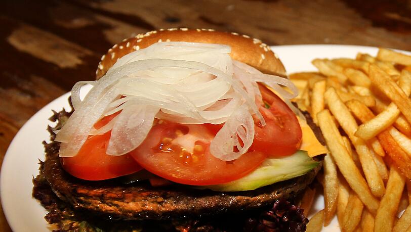 Deftig, wie es Cowboys wohl lieben würden: Im „Rattlesnake Saloon“ gibt es Burger, Steaks und Spareribs zu essen. Deftig, wie es Cowboys wohl lieben würden: Im „Rattlesnake Saloon“ gibt es Burger, Steaks und Spareribs zu essen.