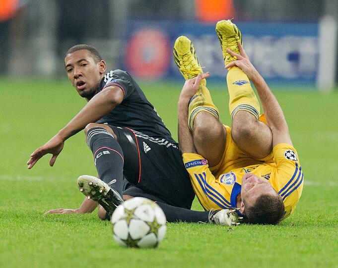Das Foul, das zu Rot führte: Jérome Boateng attackierte den Bate-Profi Artem Kontsewoi. Danach flog er vom Platz.