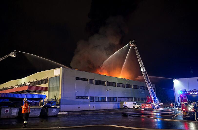 Die Feuerwehr löscht die Lagerhalle einer Möbelspedition in Nürnberg. Der Brand hat einen Millionenschaden verursacht.