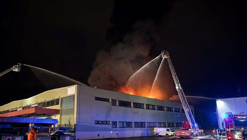Die Feuerwehr löscht die Lagerhalle einer Möbelspedition in Nürnberg. Der Brand hat einen Millionenschaden verursacht. Die Feuerwehr löscht die Lagerhalle einer Möbelspedition in Nürnberg. Der Brand hat einen Millionenschaden verursacht.