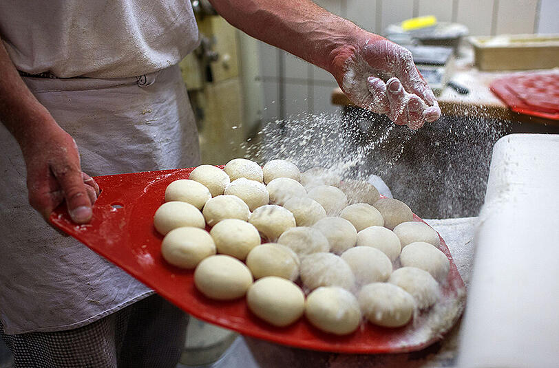 Beim Bäcker werden die Semmeln noch per Hand gebacken.