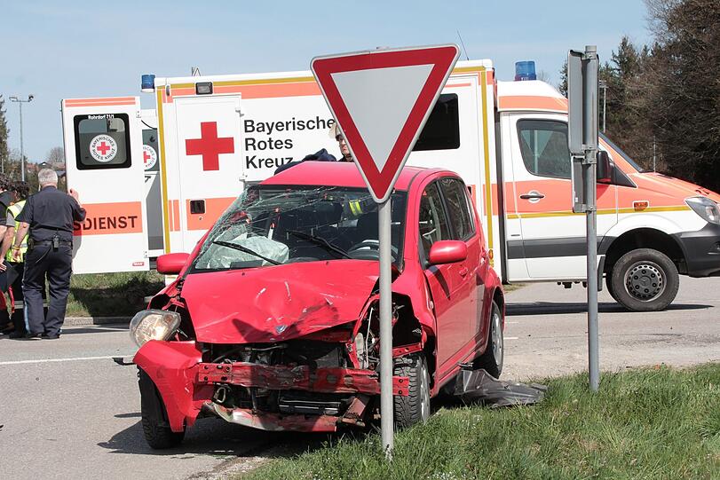 Trümmer auf der Staatsstraße 2093 bei Frasdorf. Hier verlor ein junger Motorradfahrer sein Leben - die Bilder vom Rettungseinsatz.