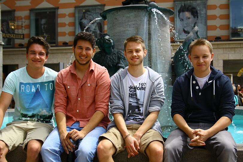 Daniel, Hakan, Dominik und Simon warten auf einen Spezl.