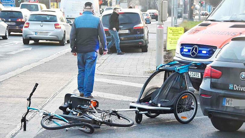 Das Fahrrad wurde bei dem Unfall ziemlich verbeult. Das Fahrrad wurde bei dem Unfall ziemlich verbeult.