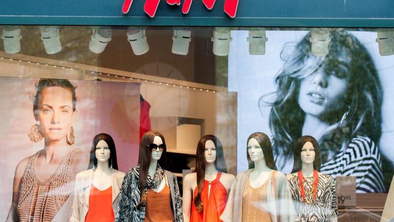 H&M-Filiale in Berlin: Der Modehändler war in eine Krise gestürzt, da er relativ spät auf die Konkurrenz von Online-Händlern und billigeren Anbietern reagiert hatte. H&M-Filiale in Berlin: Der Modehändler war in eine Krise gestürzt, da er relativ spät auf die Konkurrenz von Online-Händlern und billigeren Anbietern reagiert hatte.