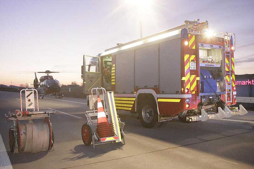Die Feuerwehr Dorfen und die Autobahnmeisterei Ampfing mussten die  Fahrbahn in Richtung München für etwa zwei  Stunden komplett sperren.