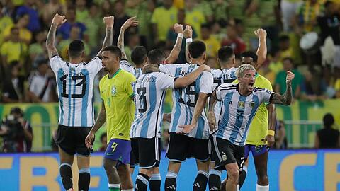 Die argentinischen Spieler feiern den 1:0-Sieg ihrer Mannschaft.