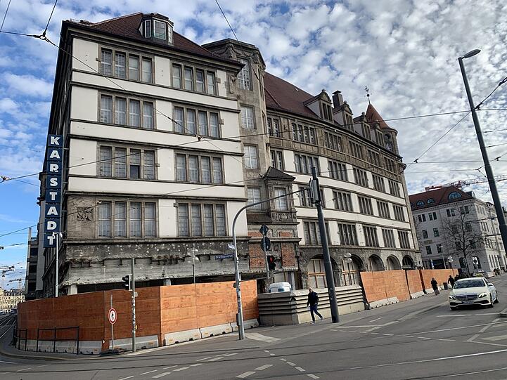 Hier ist von der Signa nichts mehr zu sehen: Am früheren Hertie am Hauptbahnhof sind alle Signa-Plakate vom Bauzaun verschwunden.