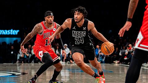 Brooklyns Cam Thomas (24)zieht gegen Chicagos Torrey Craig (13)  zum Korb.