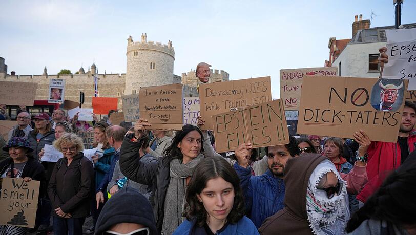 Vor der Ankunft von US-Präsident Trump versammelten sich Demonstranten. (Archivbild)