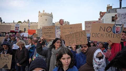 Vor der Ankunft von US-Präsident Trump versammelten sich Demonstranten. (Archivbild)