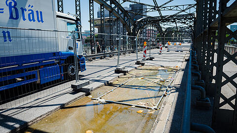 M&uuml;ll und gr&uuml;nlich-gelbes Wasser haben sich an der Baustelle mittlerweile angesammelt. Ein Absperrgitter liegt auch in der Pf&uuml;tze.