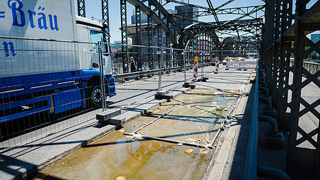 M&uuml;ll und gr&uuml;nlich-gelbes Wasser haben sich an der Baustelle mittlerweile angesammelt. Ein Absperrgitter liegt auch in der Pf&uuml;tze.