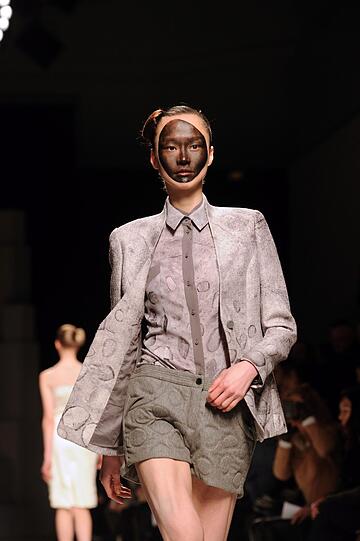 Bei der Fashion Week in Paris geht der Trend vieler Designer immer mehr zu wenig Stoff und viel Haut. Beispiele gefällig? Die Bilder vom Laufsteg.