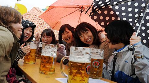 Der nasse Wiesn-Start kann die Laune nicht trüben.