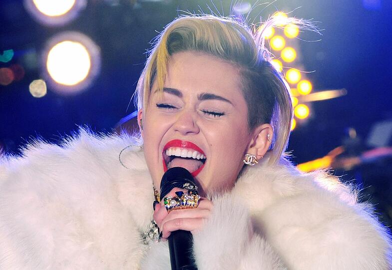 Miley Cyrus läutet den Neujahrs-Countdown am Times Square auf ihre spezielle Art und Weise ein.