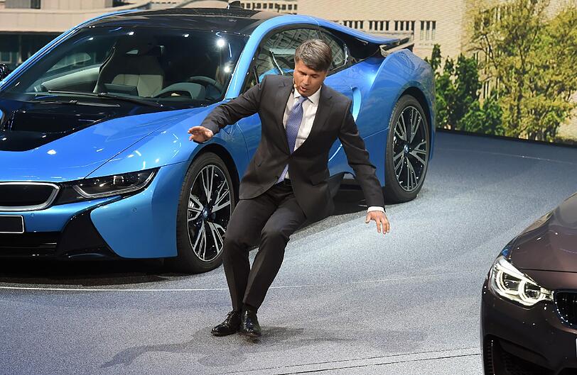 Schock bei der IAA Frankfurt: BMW-Chef Harald Krüger bricht mitten während seiner Rede zusammen.