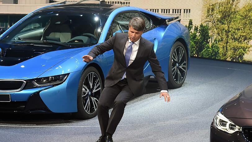 Schock bei der IAA Frankfurt: BMW-Chef Harald Krüger bricht mitten während seiner Rede zusammen. Schock bei der IAA Frankfurt: BMW-Chef Harald Krüger bricht mitten während seiner Rede zusammen.