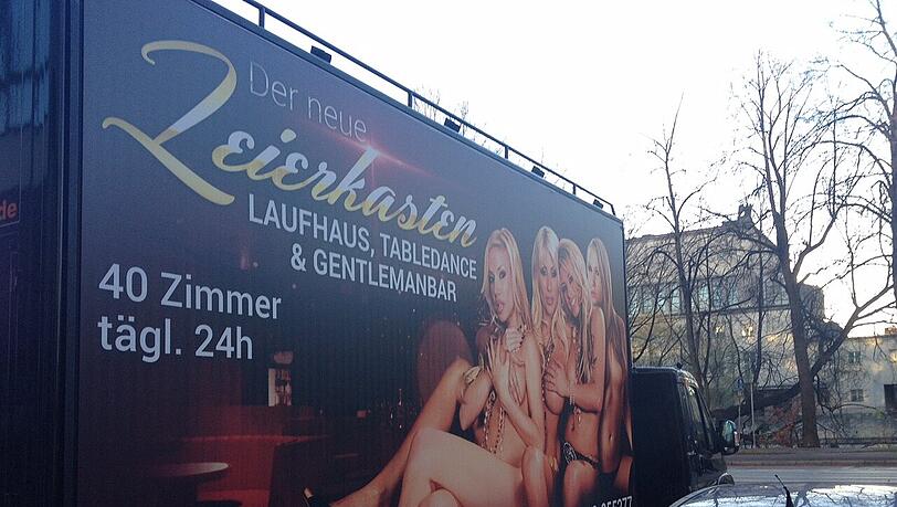 „Ein nicht akzeptables Ärgernis“: der Leierkasten-Transporter in der Erhardtstraße. „Ein nicht akzeptables Ärgernis“: der Leierkasten-Transporter in der Erhardtstraße.