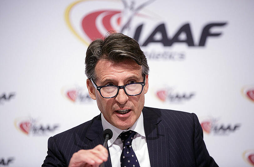 Sebastian Coe, Präsident der International Association of Athletics Federations (IAAF), verkündet die Sperre für russische Leichtathleten.