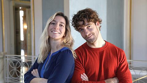 Die Hornistin Milena Viotti mit ihrem Bruder, dem Dirigenten Lorenzo Viotti, im Foyer des Nationaltheaters.