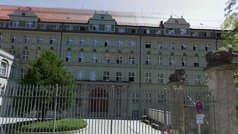 Das Polizeipräsidium in der Münchner Ettstraße. Das Polizeipräsidium in der Münchner Ettstraße.