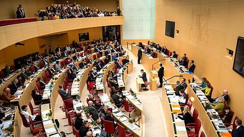 Abgeordnete des Landtages von Bayern debattieren im Plenarsaal. Foto: Sina Schuldt/Archiv